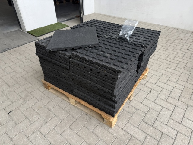 ECO FLEX ZWART ‘DEMO’ RUBBER TEGELS 50x50x3cm Pen & Gat (MET NOP) - Afbeelding 8